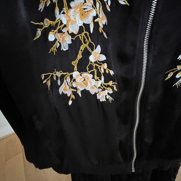 Silky Bomber with charming embroidery size 6 - Picture 8 of 8